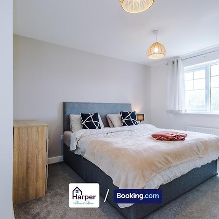 Prime Location 3 Storey By Harperletting Short Lets & Serviced Accommodation Chester With Driveway Long Or Short Stays Hough Green Exterior photo