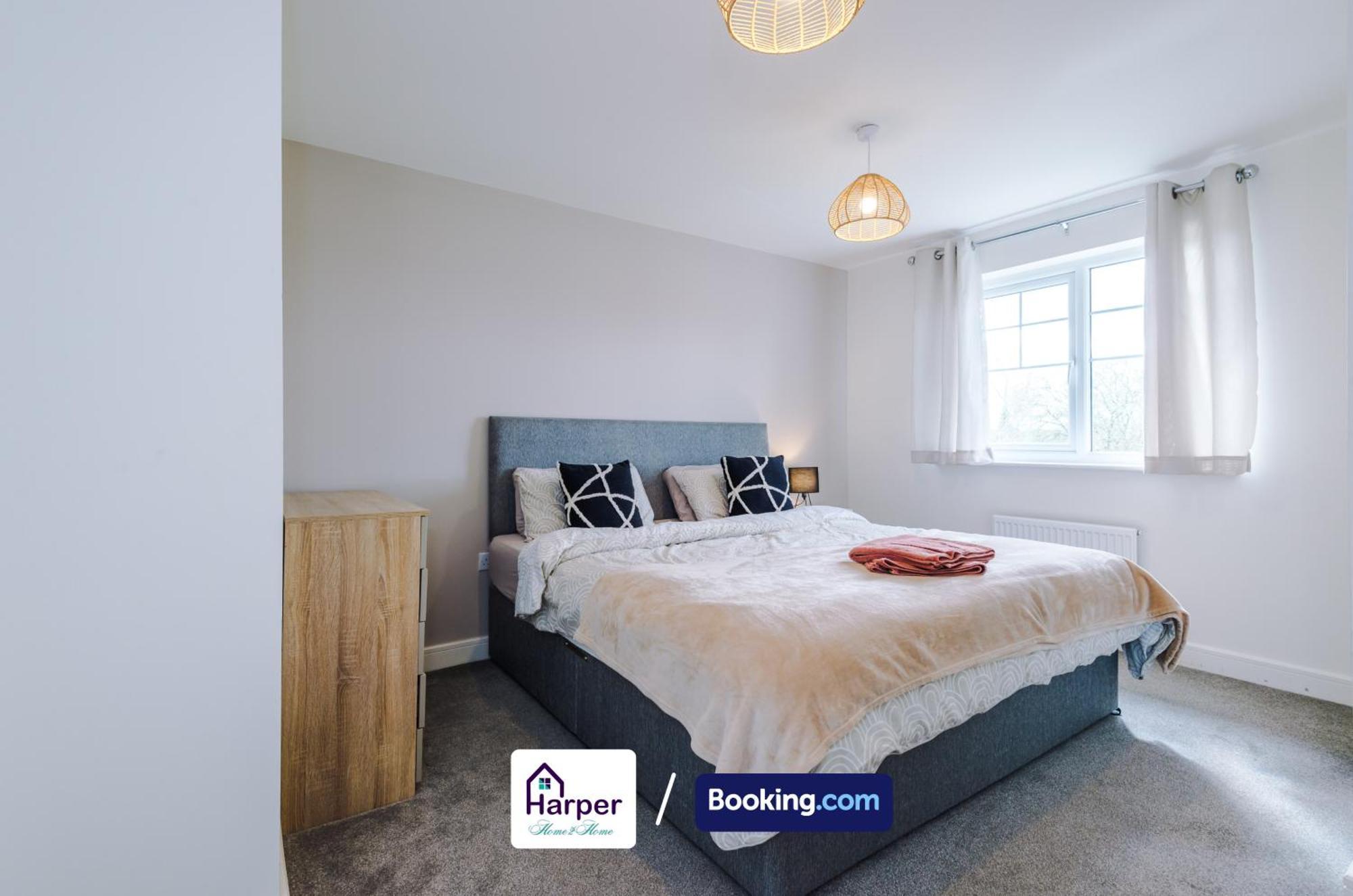 Prime Location 3 Storey By Harperletting Short Lets & Serviced Accommodation Chester With Driveway Long Or Short Stays Hough Green Exterior photo