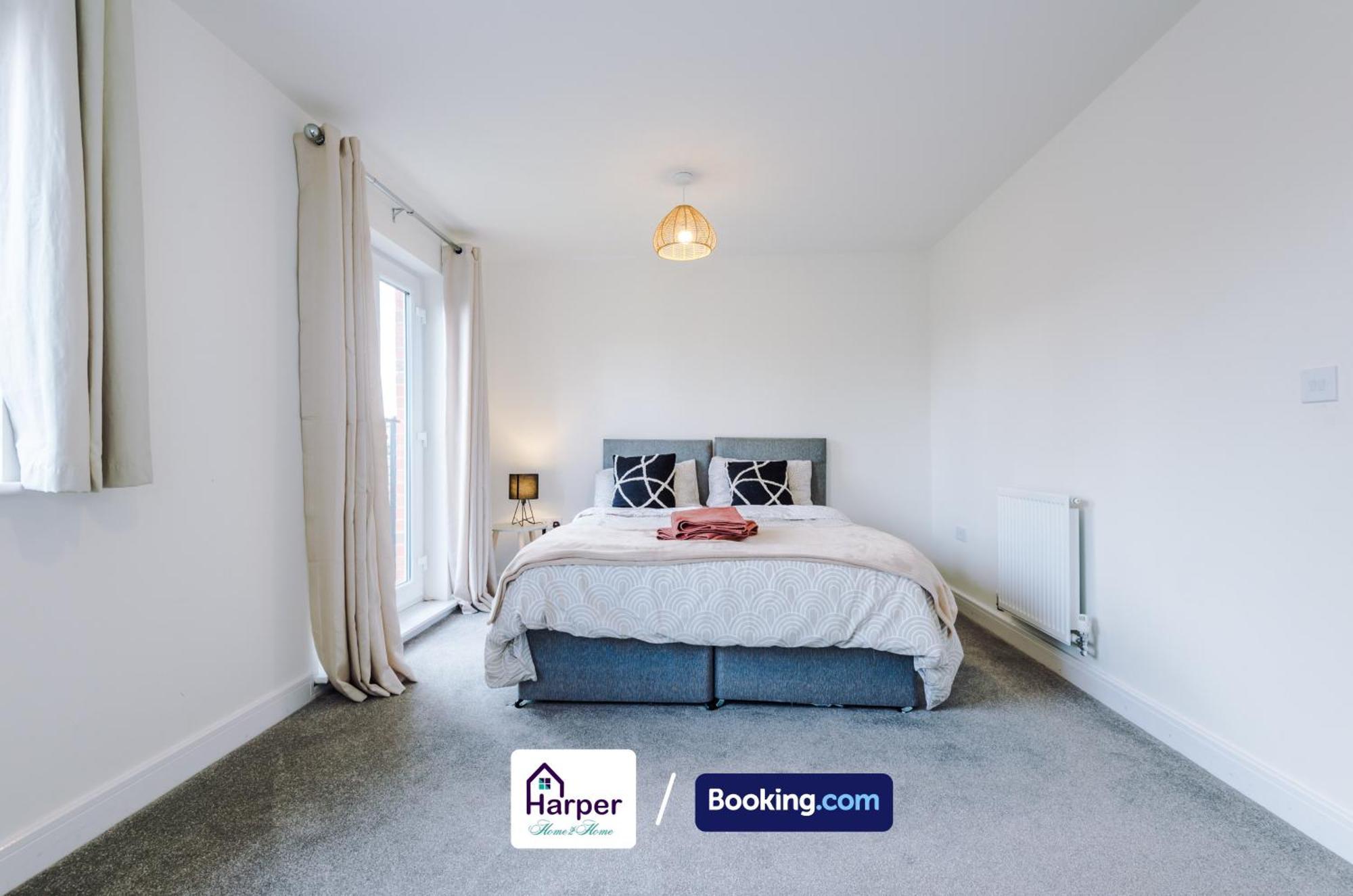 Prime Location 3 Storey By Harperletting Short Lets & Serviced Accommodation Chester With Driveway Long Or Short Stays Hough Green Exterior photo