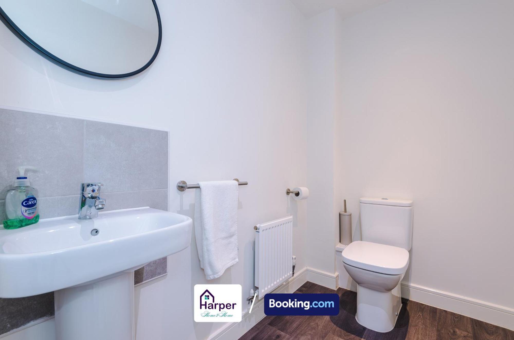 Prime Location 3 Storey By Harperletting Short Lets & Serviced Accommodation Chester With Driveway Long Or Short Stays Hough Green Exterior photo