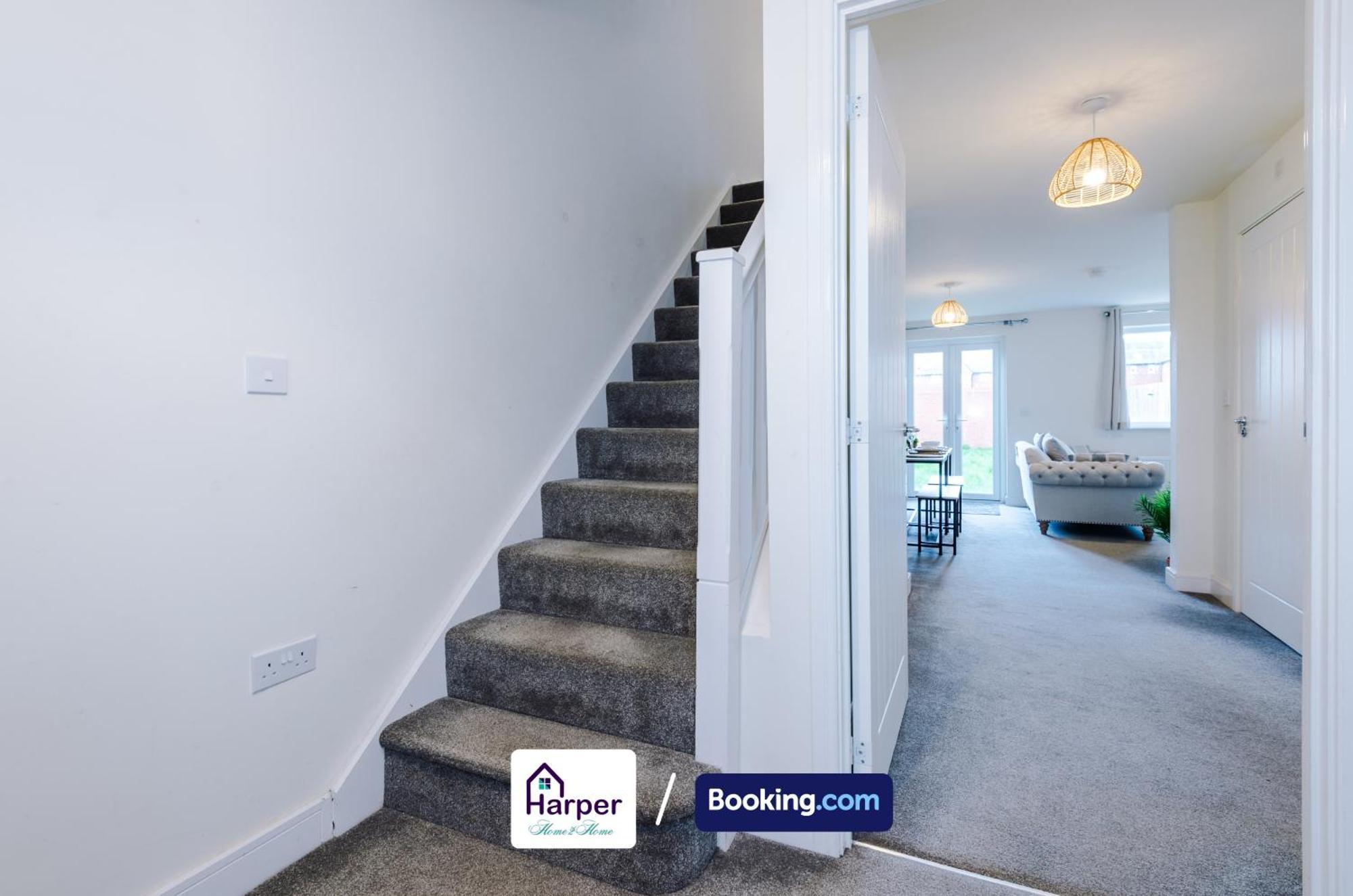 Prime Location 3 Storey By Harperletting Short Lets & Serviced Accommodation Chester With Driveway Long Or Short Stays Hough Green Exterior photo