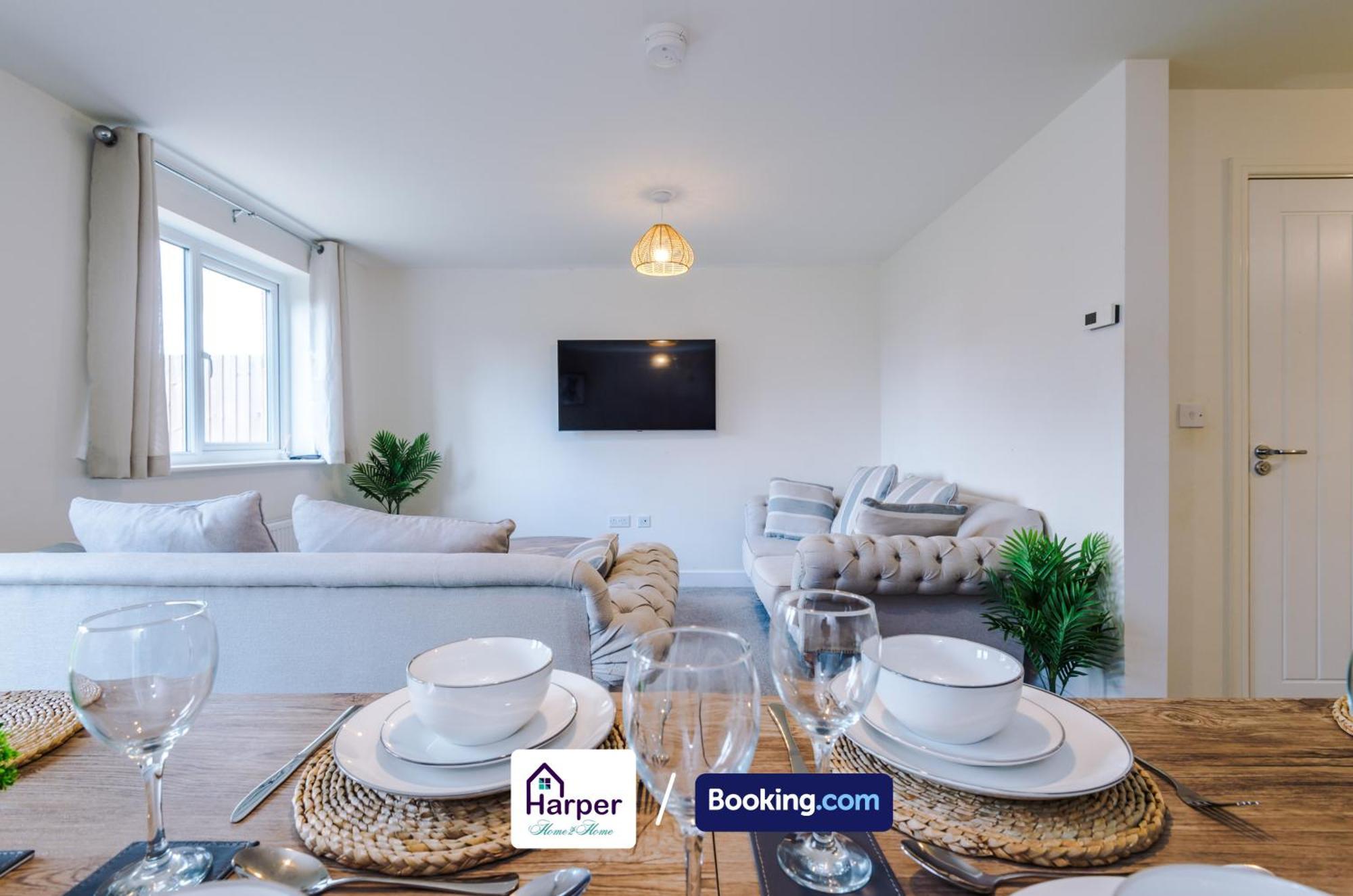 Prime Location 3 Storey By Harperletting Short Lets & Serviced Accommodation Chester With Driveway Long Or Short Stays Hough Green Exterior photo