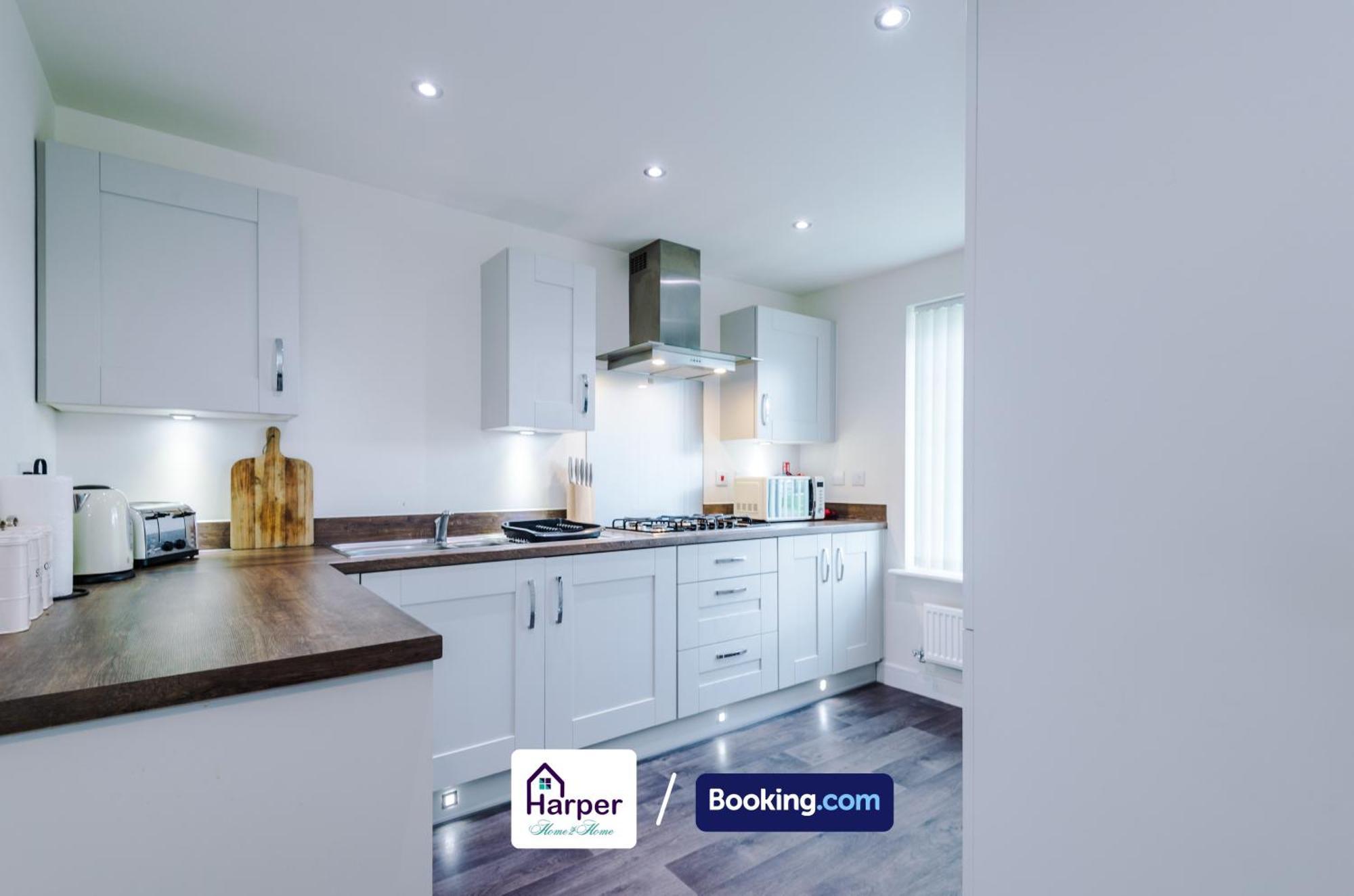 Prime Location 3 Storey By Harperletting Short Lets & Serviced Accommodation Chester With Driveway Long Or Short Stays Hough Green Exterior photo