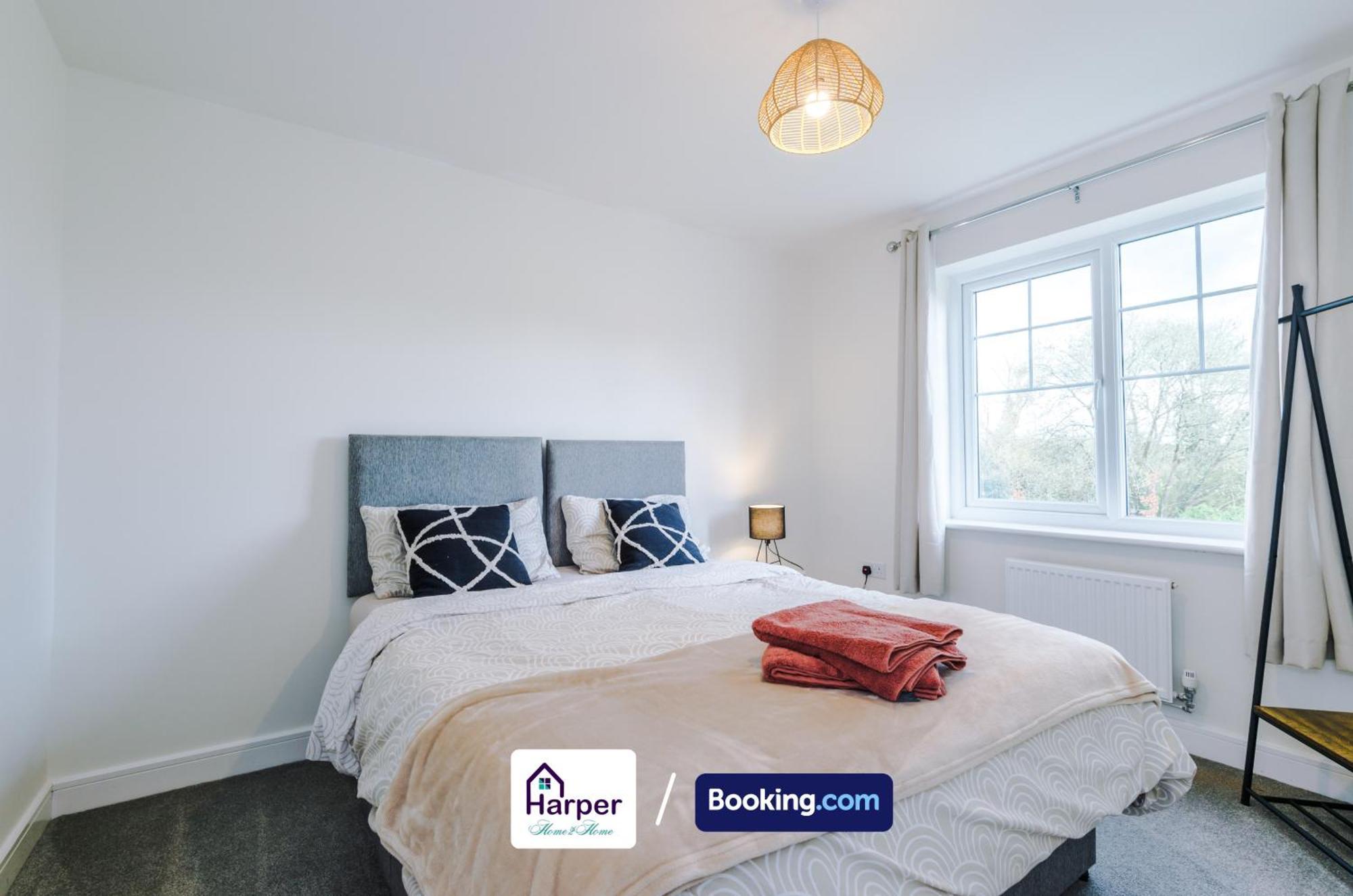 Prime Location 3 Storey By Harperletting Short Lets & Serviced Accommodation Chester With Driveway Long Or Short Stays Hough Green Exterior photo