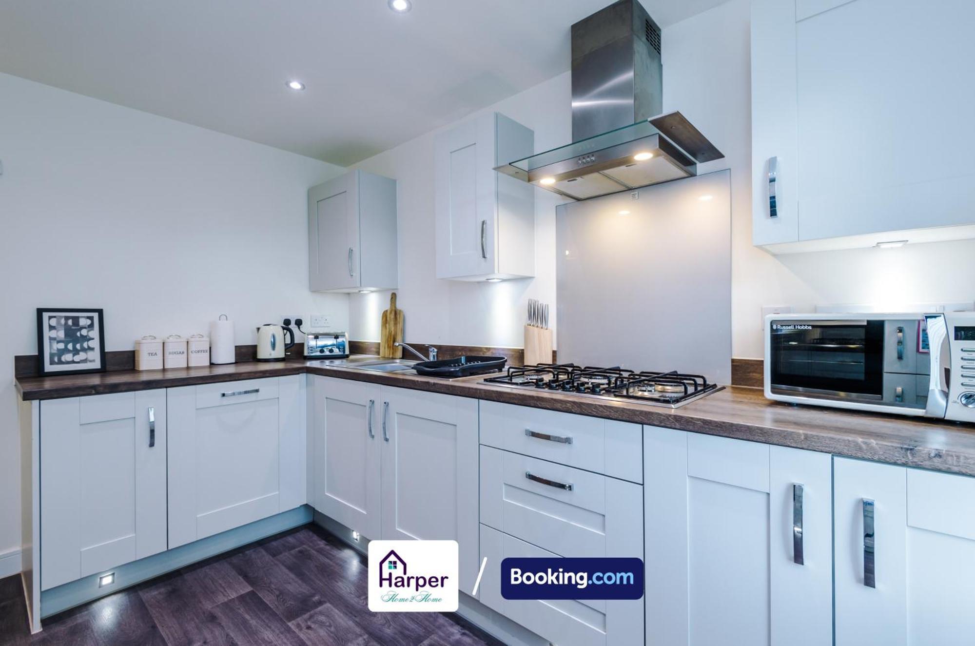 Prime Location 3 Storey By Harperletting Short Lets & Serviced Accommodation Chester With Driveway Long Or Short Stays Hough Green Exterior photo