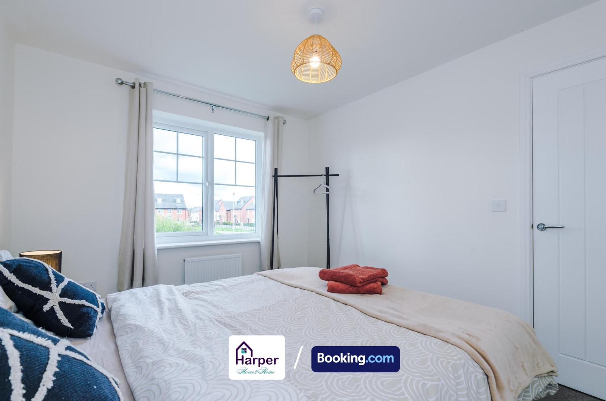 Prime Location 3 Storey By Harperletting Short Lets & Serviced Accommodation Chester With Driveway Long Or Short Stays Hough Green Exterior photo