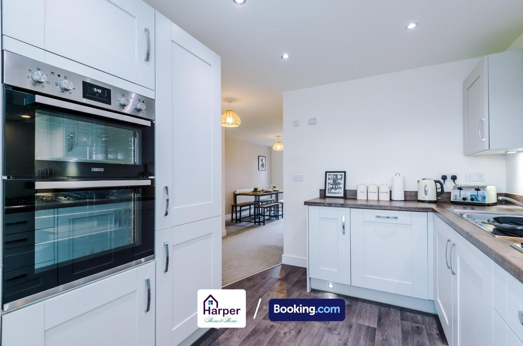 Prime Location 3 Storey By Harperletting Short Lets & Serviced Accommodation Chester With Driveway Long Or Short Stays Hough Green Exterior photo