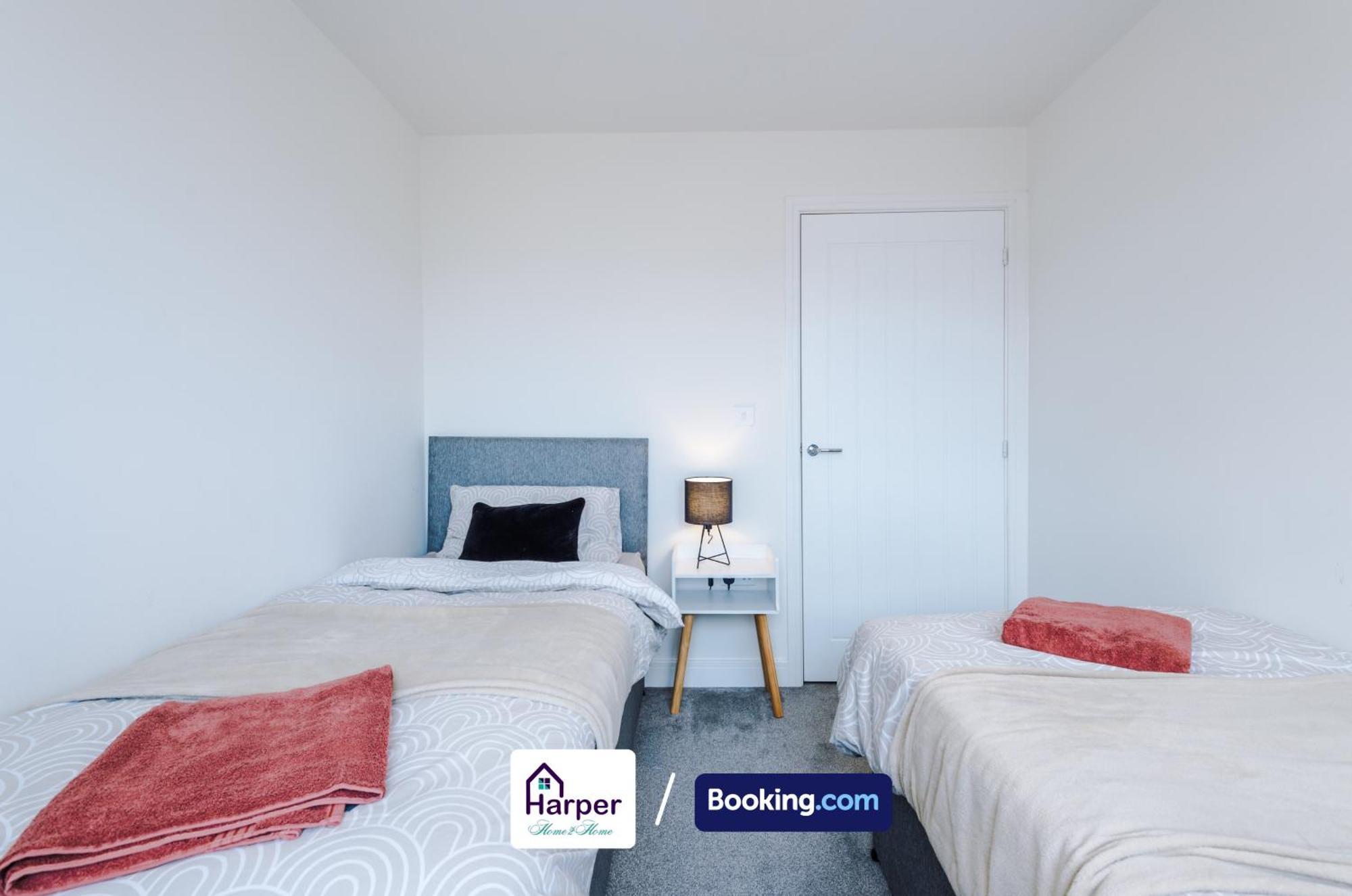 Prime Location 3 Storey By Harperletting Short Lets & Serviced Accommodation Chester With Driveway Long Or Short Stays Hough Green Exterior photo