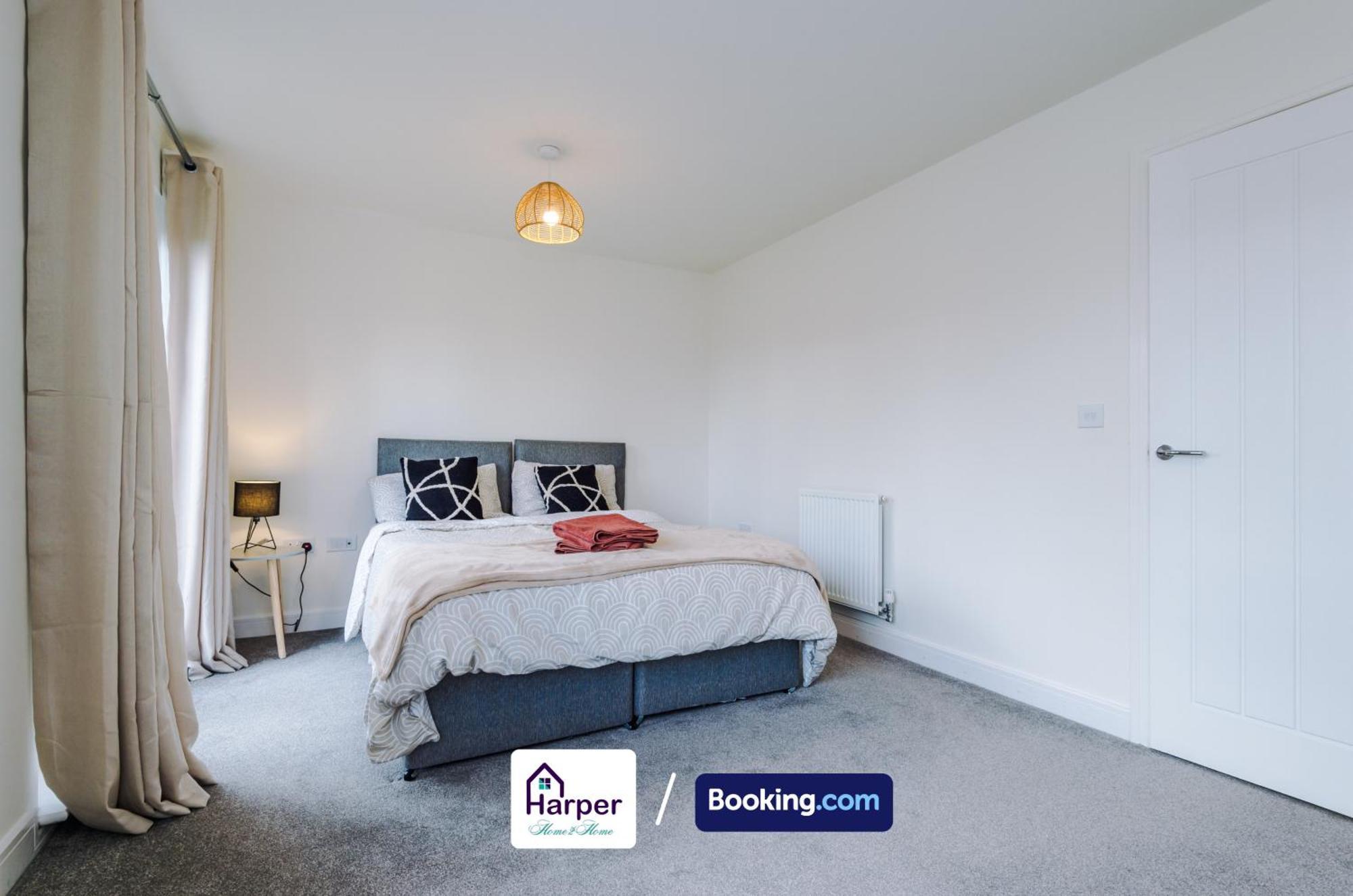 Prime Location 3 Storey By Harperletting Short Lets & Serviced Accommodation Chester With Driveway Long Or Short Stays Hough Green Exterior photo