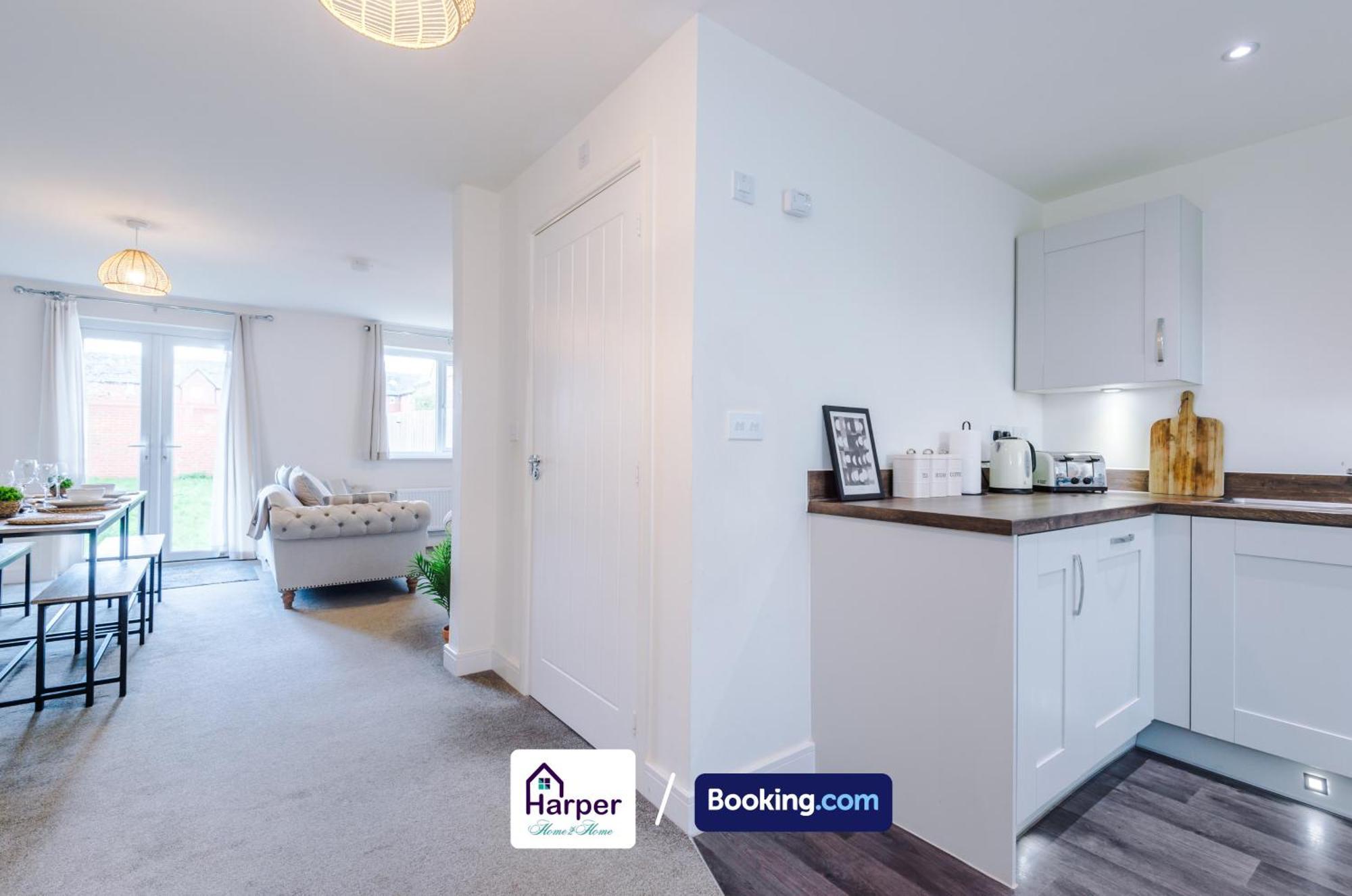 Prime Location 3 Storey By Harperletting Short Lets & Serviced Accommodation Chester With Driveway Long Or Short Stays Hough Green Exterior photo