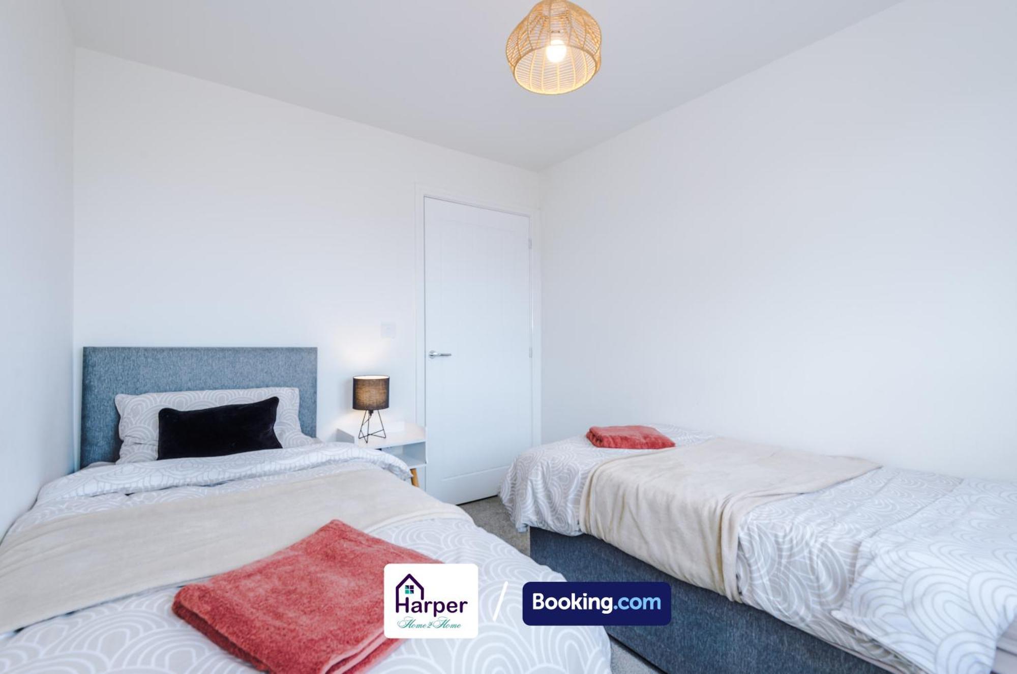 Prime Location 3 Storey By Harperletting Short Lets & Serviced Accommodation Chester With Driveway Long Or Short Stays Hough Green Exterior photo