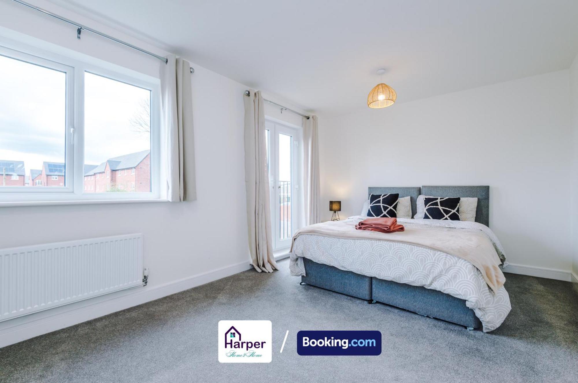 Prime Location 3 Storey By Harperletting Short Lets & Serviced Accommodation Chester With Driveway Long Or Short Stays Hough Green Exterior photo