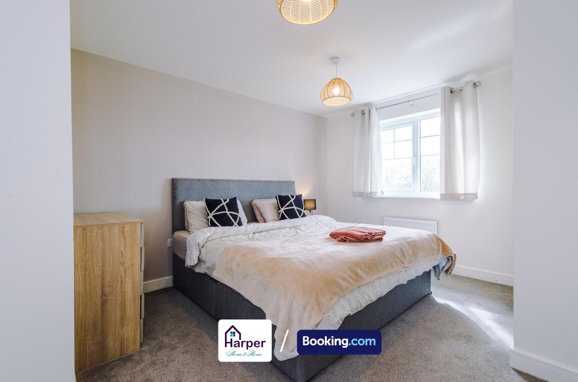 Prime Location 3 Storey By Harperletting Short Lets & Serviced Accommodation Chester With Driveway Long Or Short Stays Hough Green Exterior photo
