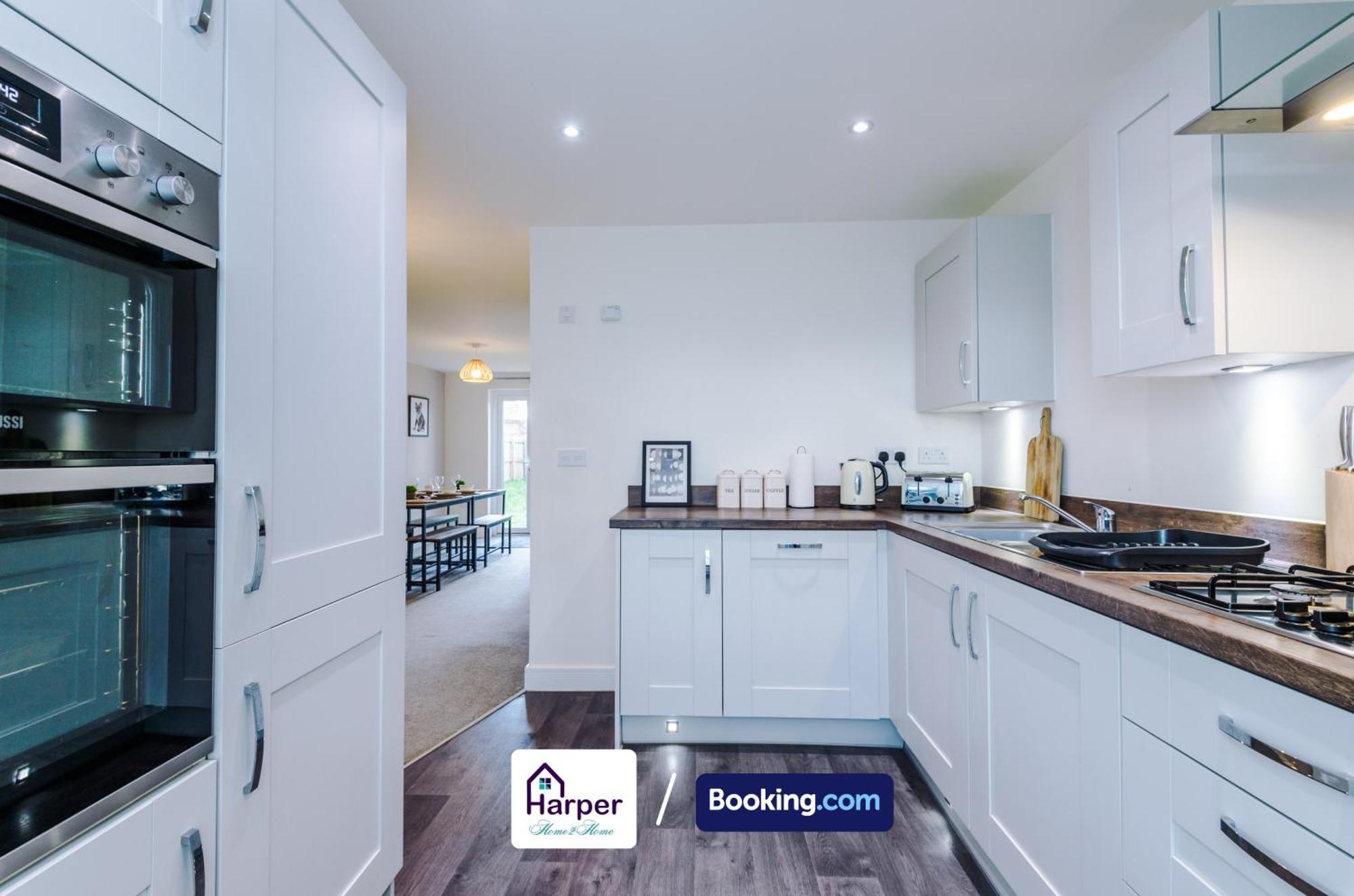 Prime Location 3 Storey By Harperletting Short Lets & Serviced Accommodation Chester With Driveway Long Or Short Stays Hough Green Exterior photo