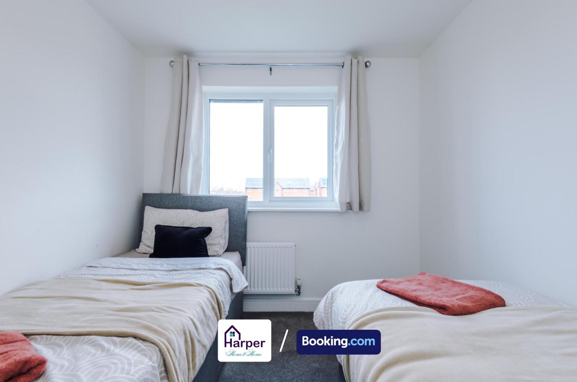 Prime Location 3 Storey By Harperletting Short Lets & Serviced Accommodation Chester With Driveway Long Or Short Stays Hough Green Exterior photo
