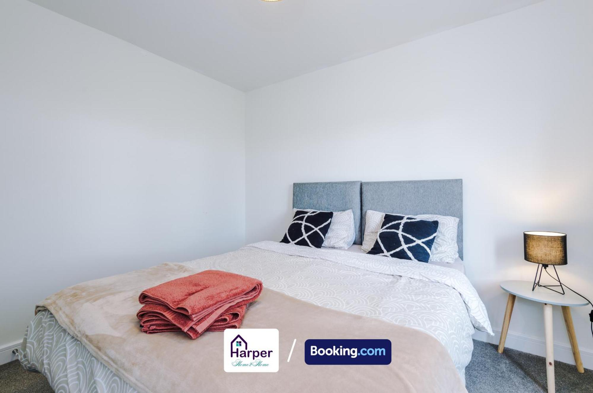 Prime Location 3 Storey By Harperletting Short Lets & Serviced Accommodation Chester With Driveway Long Or Short Stays Hough Green Exterior photo