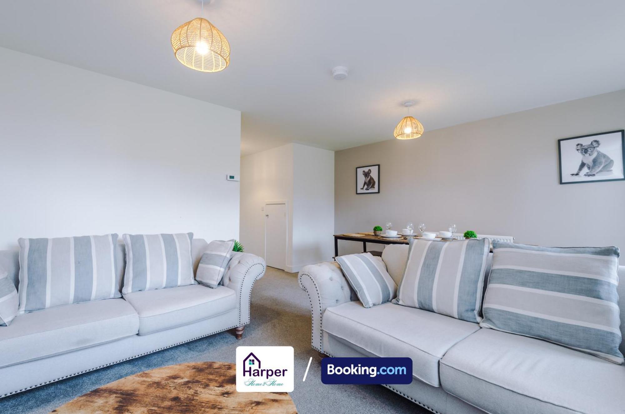Prime Location 3 Storey By Harperletting Short Lets & Serviced Accommodation Chester With Driveway Long Or Short Stays Hough Green Exterior photo