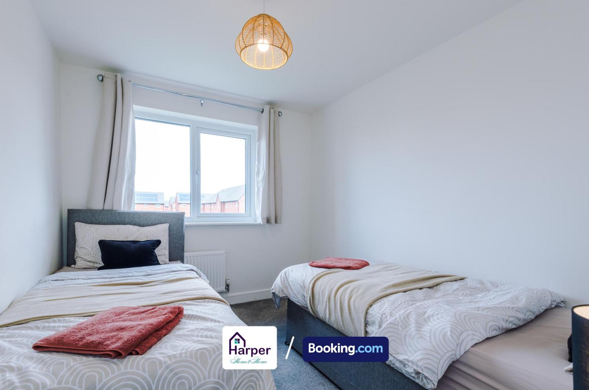 Prime Location 3 Storey By Harperletting Short Lets & Serviced Accommodation Chester With Driveway Long Or Short Stays Hough Green Exterior photo