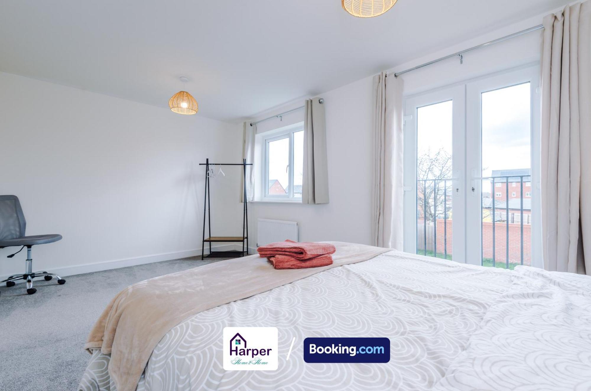 Prime Location 3 Storey By Harperletting Short Lets & Serviced Accommodation Chester With Driveway Long Or Short Stays Hough Green Exterior photo