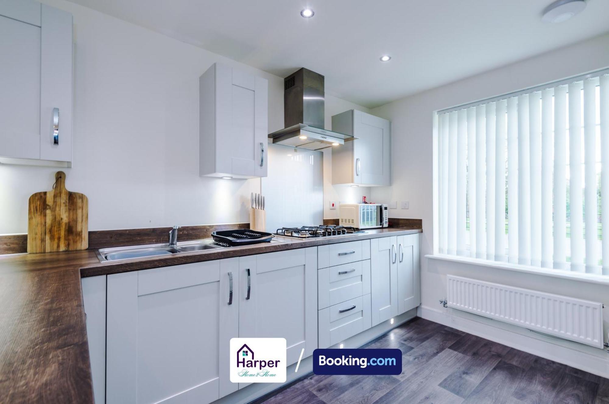 Prime Location 3 Storey By Harperletting Short Lets & Serviced Accommodation Chester With Driveway Long Or Short Stays Hough Green Exterior photo