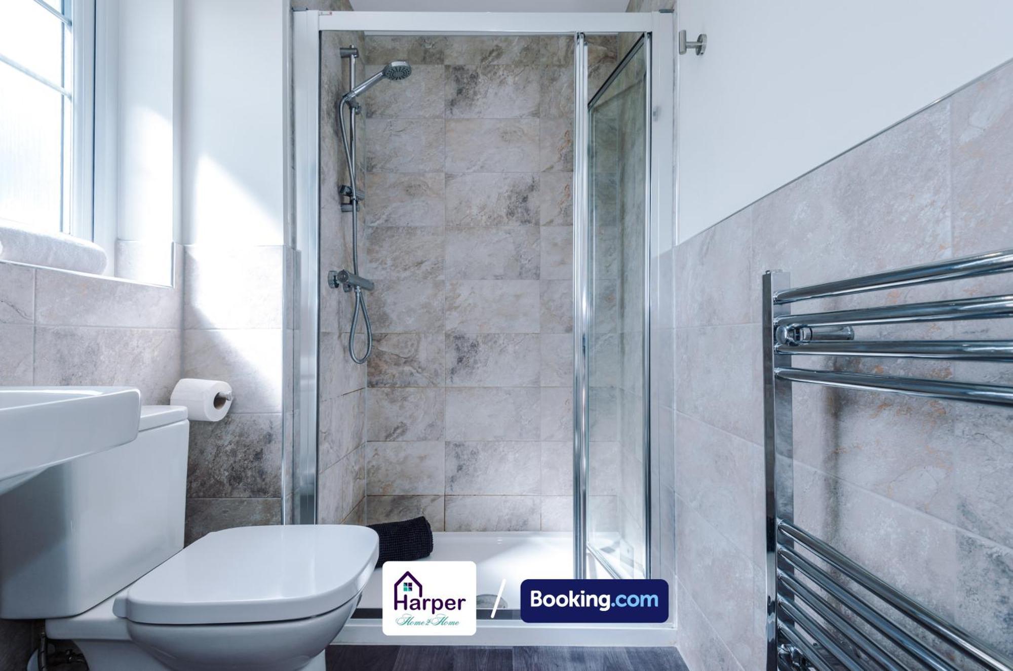 Prime Location 3 Storey By Harperletting Short Lets & Serviced Accommodation Chester With Driveway Long Or Short Stays Hough Green Exterior photo