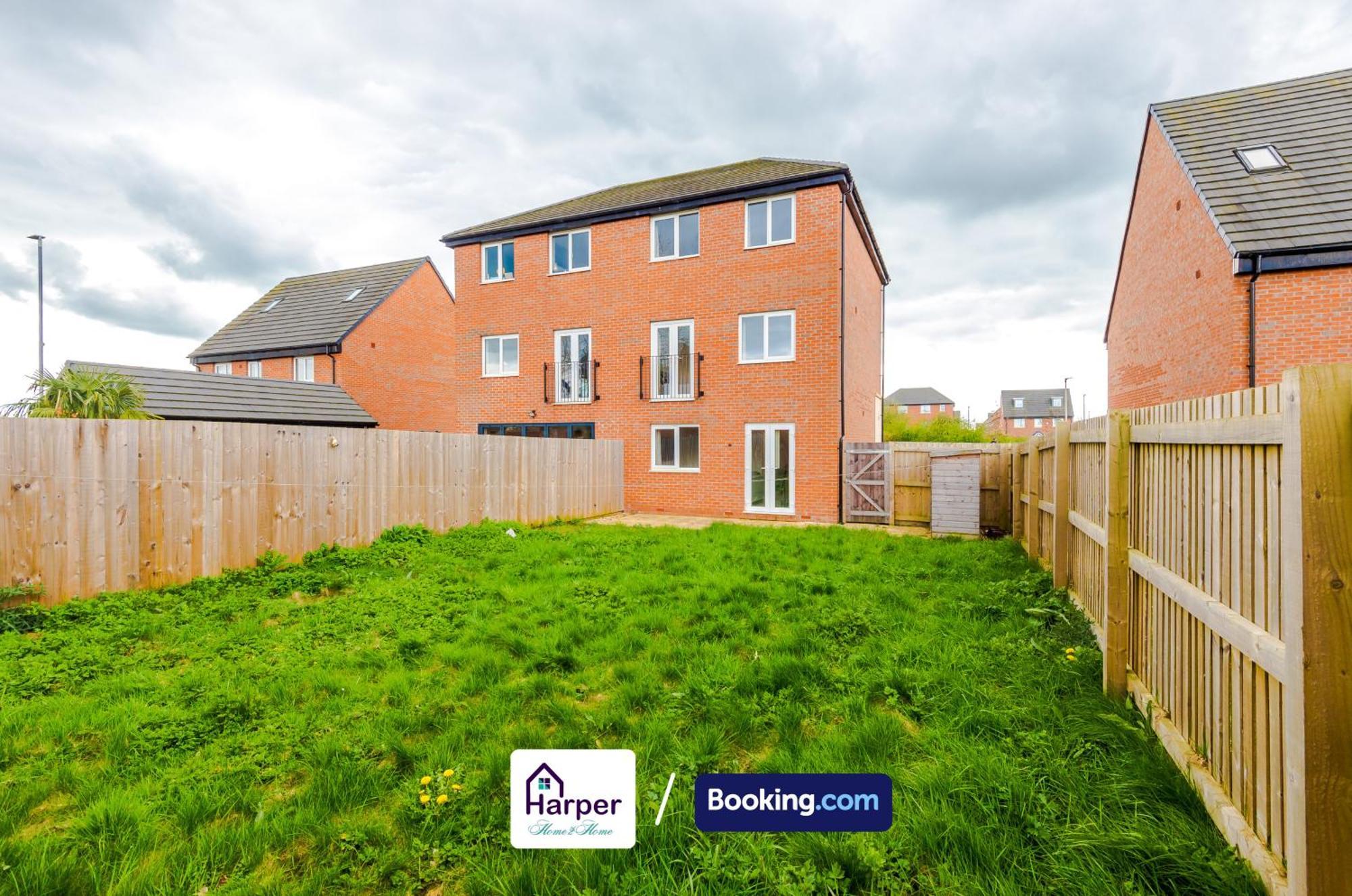 Prime Location 3 Storey By Harperletting Short Lets & Serviced Accommodation Chester With Driveway Long Or Short Stays Hough Green Exterior photo