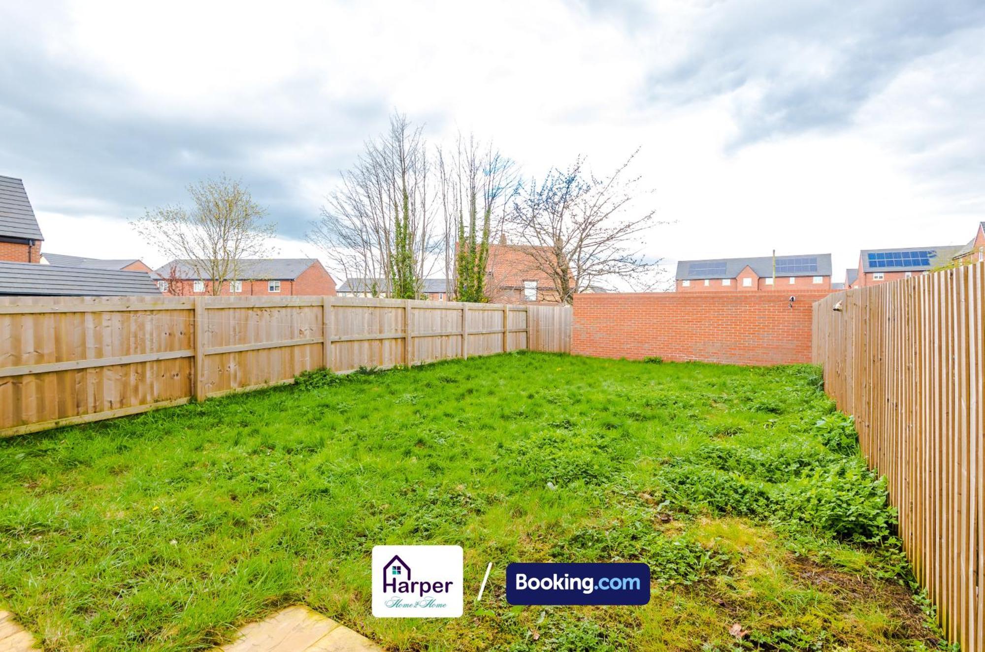 Prime Location 3 Storey By Harperletting Short Lets & Serviced Accommodation Chester With Driveway Long Or Short Stays Hough Green Exterior photo