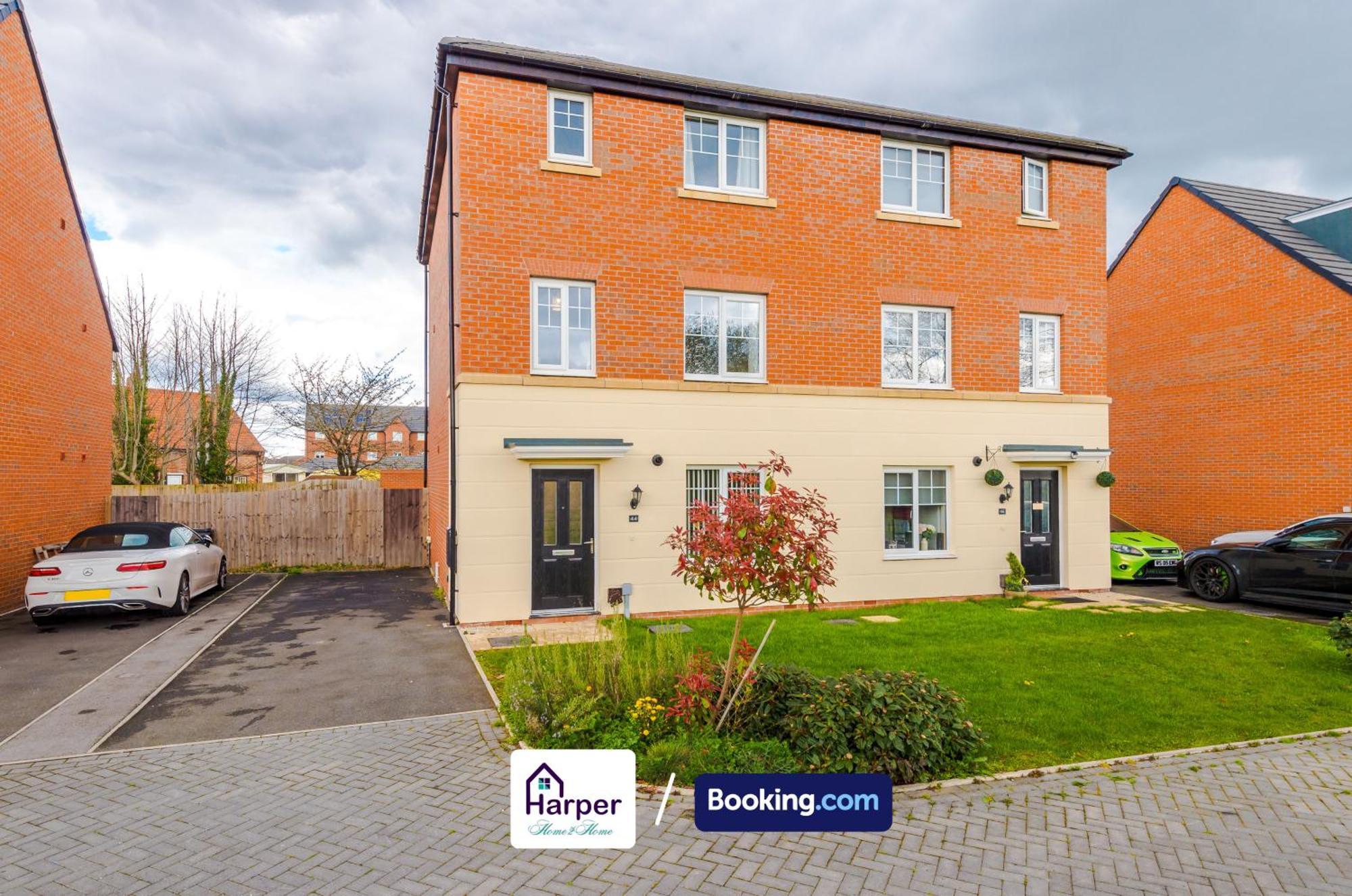 Prime Location 3 Storey By Harperletting Short Lets & Serviced Accommodation Chester With Driveway Long Or Short Stays Hough Green Exterior photo